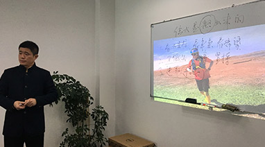 讓（ràng）我們跟（gēn）隨嶽總，去聆聽新年的偉大征程<br/> 偉（wěi）大是熬出來的