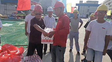 夏日送清涼（liáng），慰問暖人心（xīn）